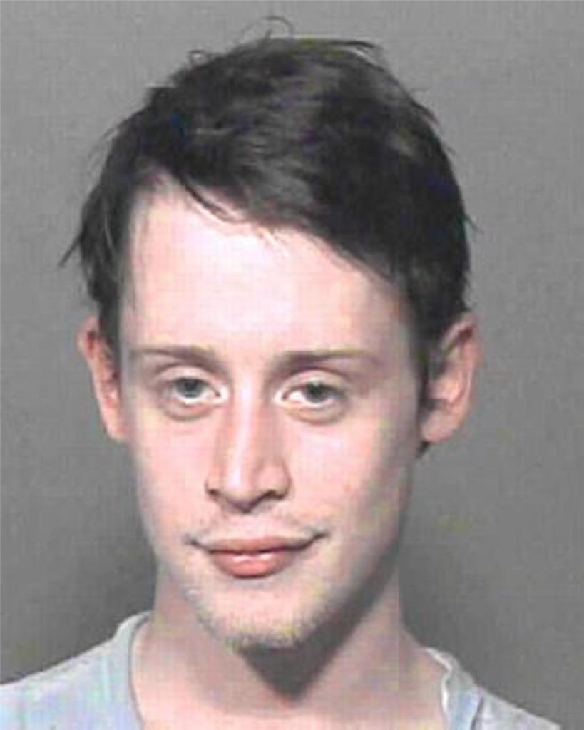 186632-macaulay-culkin-mug-shot-mugshot-home-alone-rich-print-poster