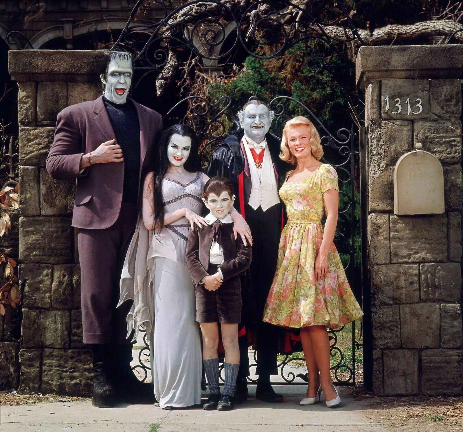 The Munsters сериал. Семейка монстров Роба зомби. Семейка монстров (the Munsters) 2022. Семейка Мюнстер.